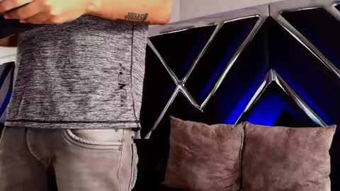 Snapshot of alekruizx chatting on 11-07-25, 08:09 Alek online show from 11-07-25, 08:09