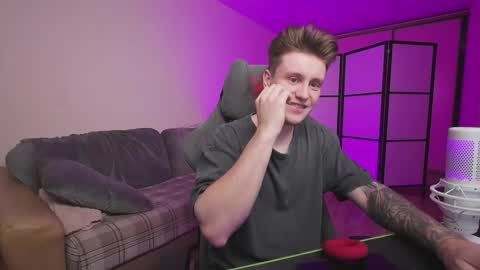 Snapshot of aleks_fisher chatting on 11-10-25, 10:09 Alex and Linar online show from 11-10-25, 10:09