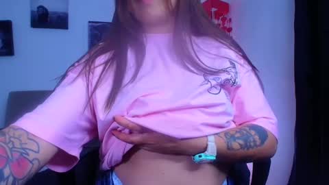 Snapshot of aleska_dollx chatting on 01-05-25, 11:55 QUEEN OFF MILk IM BACK 15 NOV online show from 01-05-25, 11:55