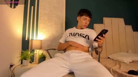 Snapshot of alessandro_dybala chatting on 01-18-25, 11:43 Alessandro Dybala online show from 01-18-25, 11:43