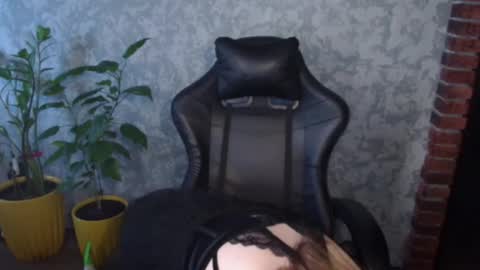 Snapshot of alessssamistress chatting on 05-02-26, 11:37 Alex online show from 05-02-26, 11:37