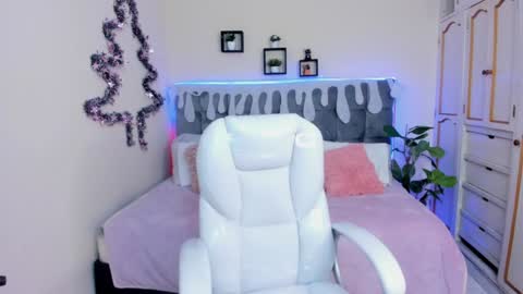 Snapshot of alex_cute77 chatting on 12-06-24, 12:05 alex online show from 12-06-24, 12:05