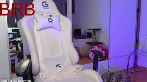 Snapshot of alexaaimee chatting on 12-23-24, 06:33 Alexa online show from 12-23-24, 06:33