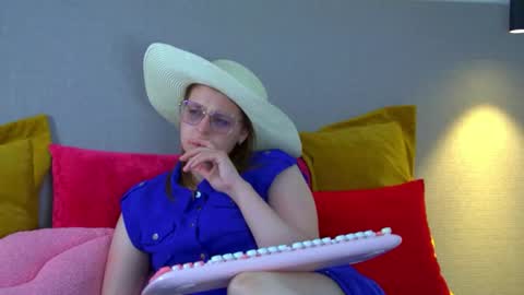 Snapshot of alexaavery chatting on 06-20-26, 06:49 AlexaAvery online show from 06-20-26, 06:49