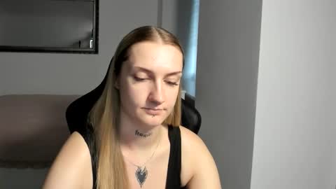 Snapshot of alexafragile chatting on 09-30-25, 02:00 Alexa online show from 09-30-25, 02:00