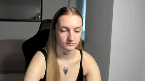 Snapshot of alexafragile chatting on 10-10-25, 10:03 Alexa online show from 10-10-25, 10:03