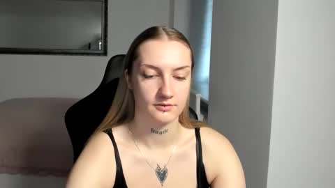 Snapshot of alexafragile chatting on 10-11-25, 12:04 Alexa online show from 10-11-25, 12:04