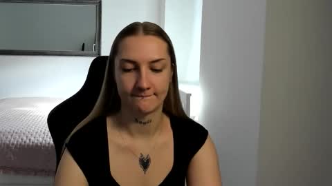 Snapshot of alexafragile chatting on 10-15-25, 10:15 Alexa online show from 10-15-25, 10:15