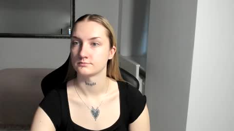 Snapshot of alexafragile chatting on 10-28-25, 02:42 Alexa online show from 10-28-25, 02:42