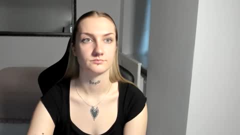 Snapshot of alexafragile chatting on 10-31-25, 02:40 Alexa online show from 10-31-25, 02:40