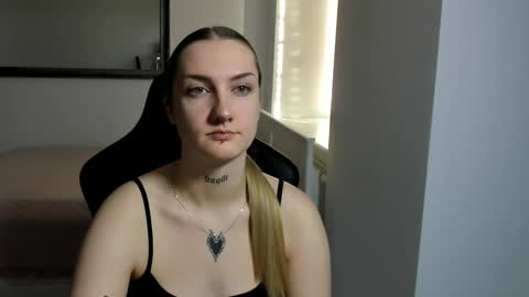 Snapshot of alexafragile chatting on 11-06-25, 01:23 Alexa online show from 11-06-25, 01:23