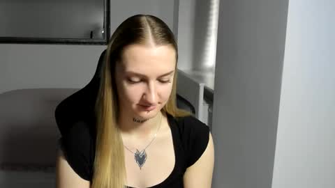 Snapshot of alexafragile chatting on 11-12-25, 01:44 Alexa online show from 11-12-25, 01:44