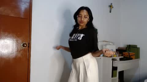 Snapshot of alia054 chatting on 09-26-25, 01:48 Alia online show from 09-26-25, 01:48