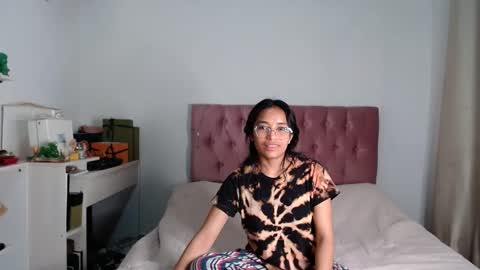 Snapshot of alia054 chatting on 10-04-25, 12:19 Alia online show from 10-04-25, 12:19