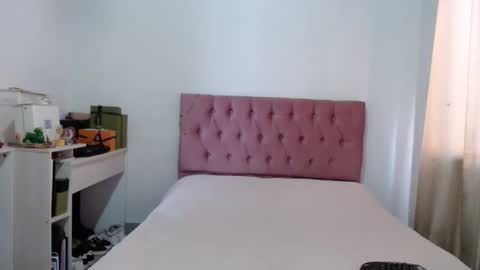 Snapshot of alia054 chatting on 10-13-25, 01:00 Alia online show from 10-13-25, 01:00