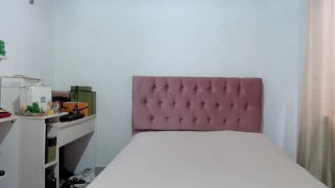 Snapshot of alia054 chatting on 10-17-25, 12:19 Alia online show from 10-17-25, 12:19