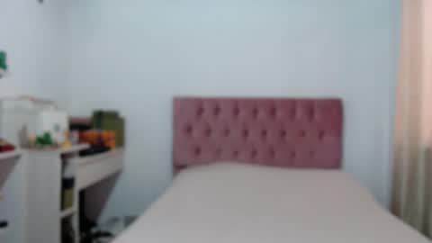 Snapshot of alia054 chatting on 10-18-25, 12:06 Alia online show from 10-18-25, 12:06