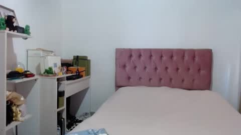 Snapshot of alia054 chatting on 10-22-25, 12:16 Alia online show from 10-22-25, 12:16