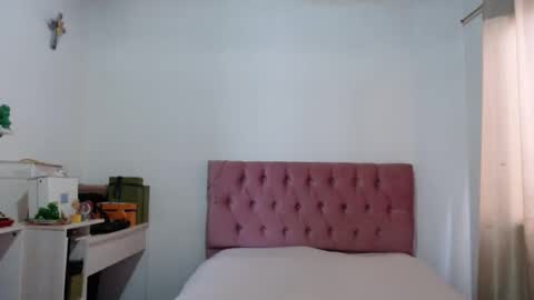 Snapshot of alia054 chatting on 10-27-25, 12:31 Alia online show from 10-27-25, 12:31