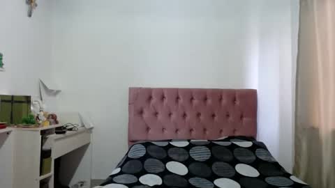 Snapshot of alia054 chatting on 10-31-25, 11:44 Alia online show from 10-31-25, 11:44