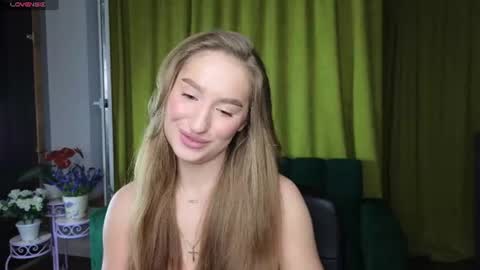 Snapshot of alicafoxis chatting on 06-22-26, 05:43 Alica online show from 06-22-26, 05:43
