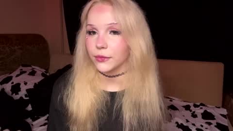 Snapshot of alicauwumeow chatting on 04-12-26, 10:15 Alice online show from 04-12-26, 10:15