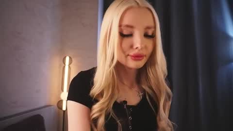 Snapshot of alice_lov3rs chatting on 05-27-26, 11:07 Alice online show from 05-27-26, 11:07