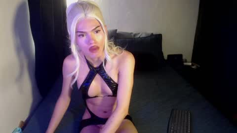 Snapshot of alice_m00nn chatting on 05-11-26, 04:04 alice_m00nn online show from 05-11-26, 04:04
