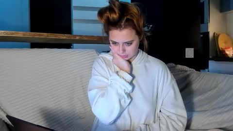 Snapshot of alice_wander chatting on 11-05-25, 04:18 Alice online show from 11-05-25, 04:18