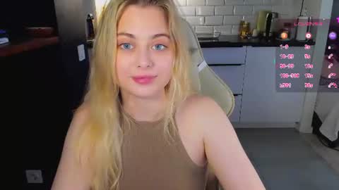 Snapshot of alice_wander chatting on 06-22-26, 03:58 Alice online show from 06-22-26, 03:58