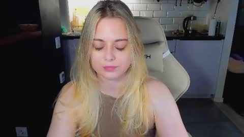 Snapshot of alice_wander chatting on 06-25-26, 10:53 Alice online show from 06-25-26, 10:53