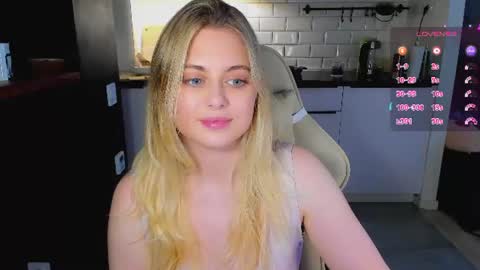 Snapshot of alice_wander chatting on 06-26-26, 07:35 Alice online show from 06-26-26, 07:35