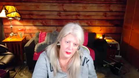 Snapshot of alicescuriosity chatting on 10-31-25, 03:29 Alices Curiosity online show from 10-31-25, 03:29