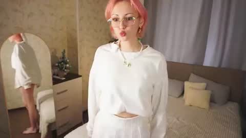 Snapshot of alicesternley chatting on 07-13-26, 06:27 Milly online show from 07-13-26, 06:27