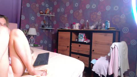Snapshot of alicewetsquirt chatting on 05-08-26, 10:04 alicewetsquirt online show from 05-08-26, 10:04