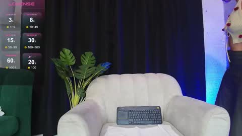 Snapshot of alicia__kiss chatting on 11-06-25, 11:44 Salome online show from 11-06-25, 11:44