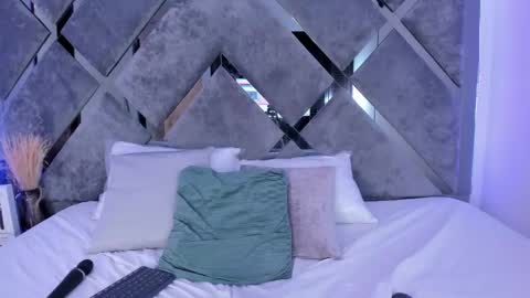 Alice  online show from 01-18-25, 05:59