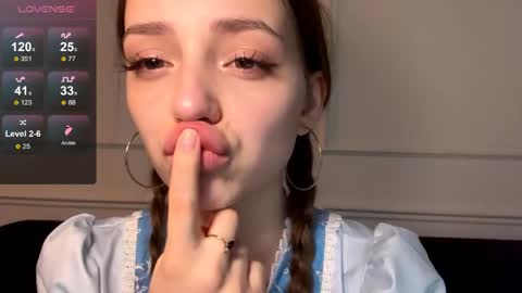 Snapshot of aliciacampbellia chatting on 04-19-26, 11:40 Alice online show from 04-19-26, 11:40