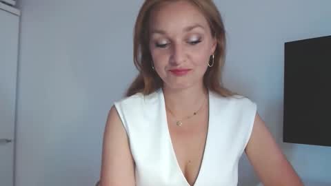 Snapshot of alicialux chatting on 05-29-26, 06:11 Alicia online show from 05-29-26, 06:11