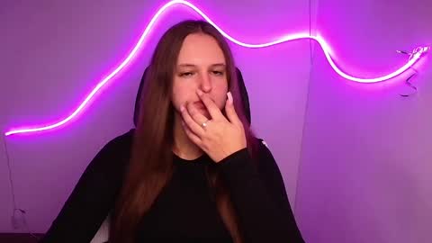 Snapshot of alicie_dream_ chatting on 10-08-25, 12:03 Alicie online show from 10-08-25, 12:03