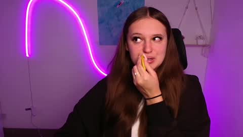 Snapshot of alicie_dream_ chatting on 10-20-25, 11:21 Alicie online show from 10-20-25, 11:21