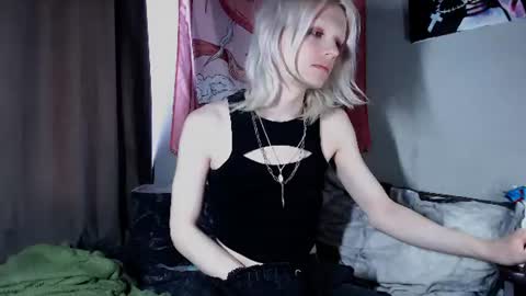 Snapshot of alien_bella chatting on 07-22-26, 01:47 Alien Bella online show from 07-22-26, 01:47