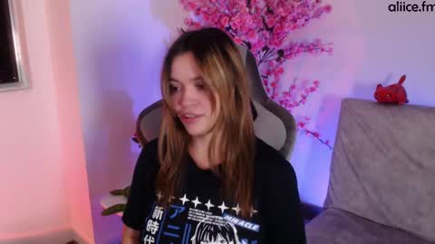 Snapshot of aliicefm chatting on 10-06-25, 06:33 aliicefm online show from 10-06-25, 06:33