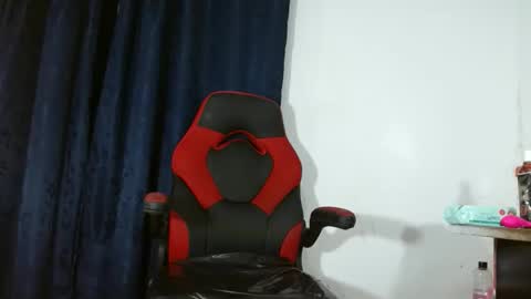 Snapshot of aliison_hot_84463 chatting on 12-19-25, 05:03 Michelle online show from 12-19-25, 05:03