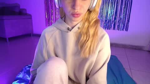Snapshot of alina_lee_t chatting on 10-16-25, 02:45 Alina online show from 10-16-25, 02:45