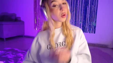 Snapshot of alina_lee_t chatting on 10-20-25, 02:34 Alina online show from 10-20-25, 02:34