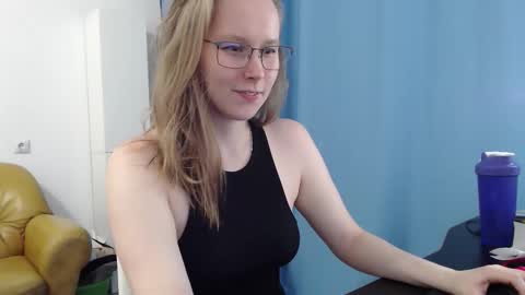 Snapshot of alinasei chatting on 09-27-25, 05:18 alinasei online show from 09-27-25, 05:18