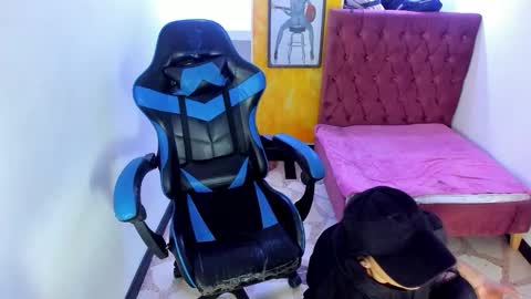 Snapshot of alison_moon7 chatting on 10-20-25, 11:21 ALISON MOON online show from 10-20-25, 11:21