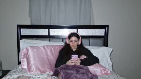 Alison Fields online show from 05-27-26, 01:57