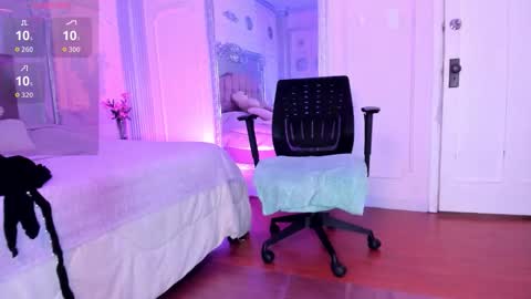 Snapshot of alisonfishert chatting on 10-22-25, 01:00 Alison Fishert online show from 10-22-25, 01:00